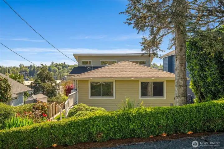 Perched on a hill, but with level entry, this little beauty enjoys wide open territorial, mountain and city skyline views.