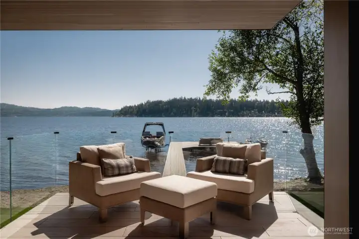 That sense of openness extends to the terrace, where the lake remains fully in view.