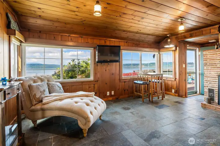 The interior of the cabin is spacious, offering the perfect space for occasions both social and solitary. The interior of the cabin is spacious, offering the perfect space for occasions both social and solitary.