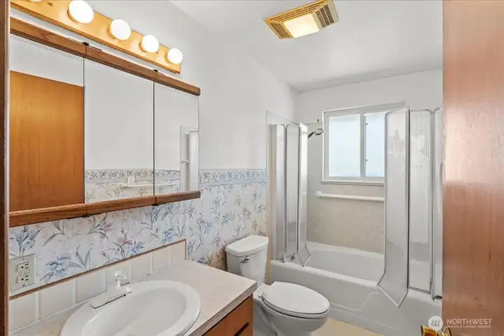 Full bathroom on main.