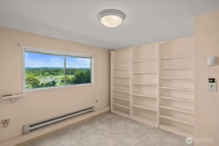 Bonus room downstairs, great for guests, hobby, whatever you like. Built in shelves.