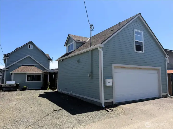 Guest house/garage off and plentiful parking (W RV parking available) Guest house/garage off and plentiful parking (W RV parking available)