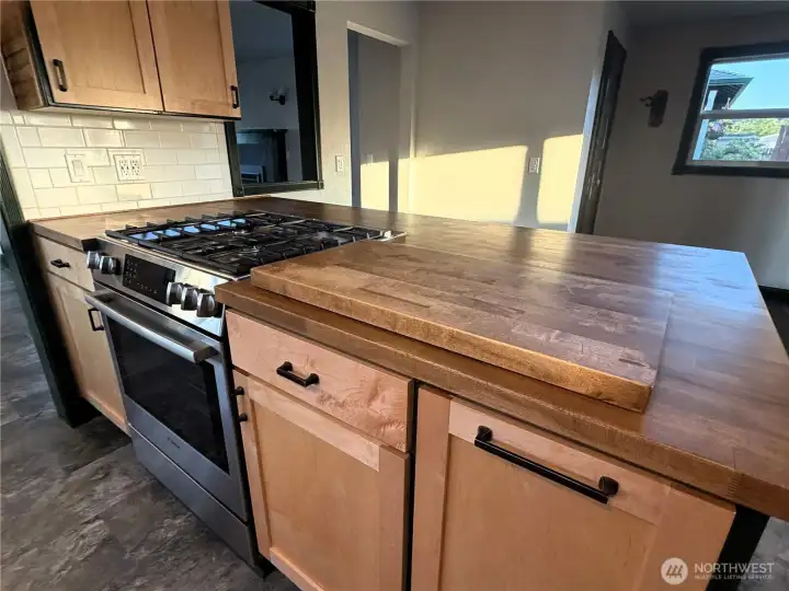 Beautiful countertops, high end appliances! Beautiful countertops, high end appliances!