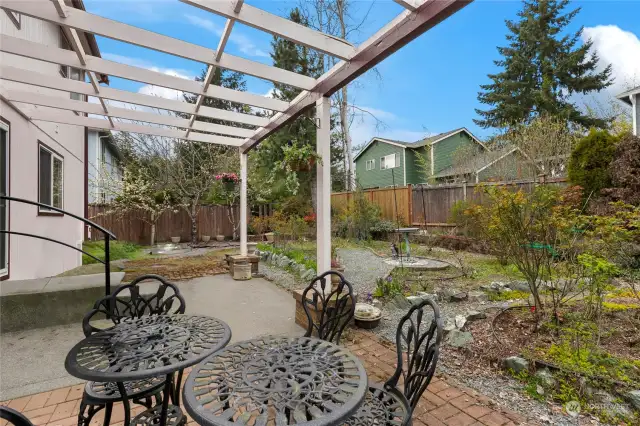 Large backyard for folks with a greenthumb!