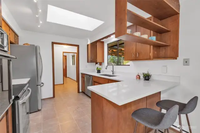 Kitchen bar with quartz counter tops