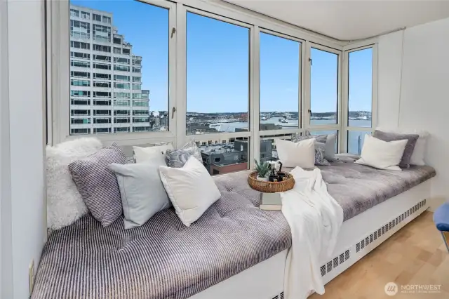 Imagine your own expansive window for sightseeing, reading, or unwinding—all with Seattle’s most breathtaking views at your fingertips.