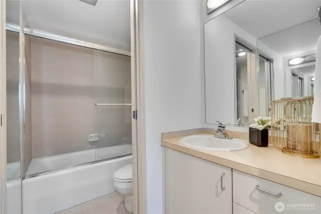 A fully appointed en-suite bathroom.