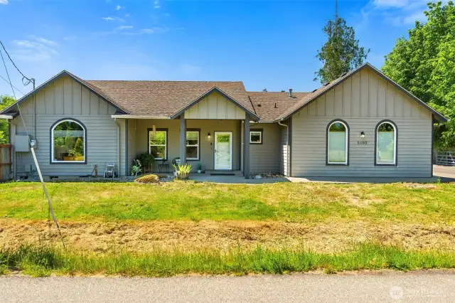 Northwest Cfaftsman 1-story  with a covered front patio area!