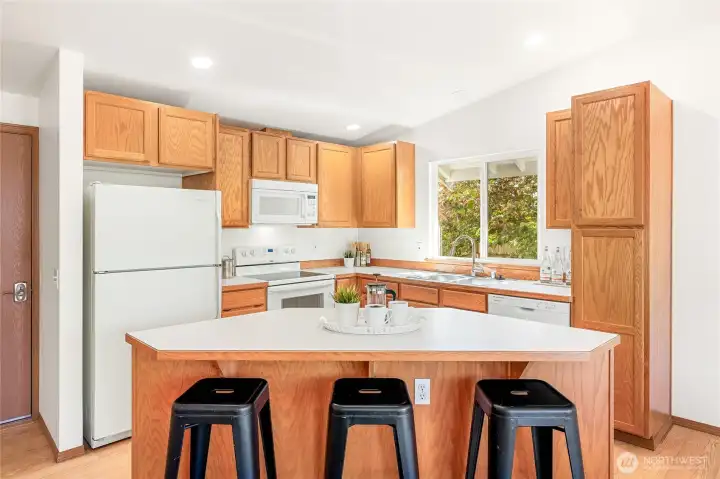 Large kitchen island w/lots of storage & breakfast bar