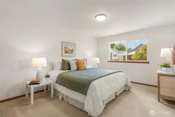 Primary suite w/walk-in closet & private 3/4 bath
