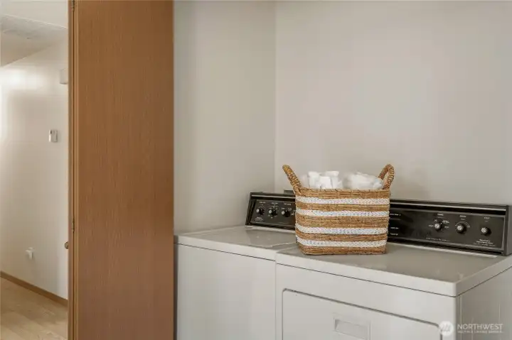 W&D conveniently located in closet by the garage