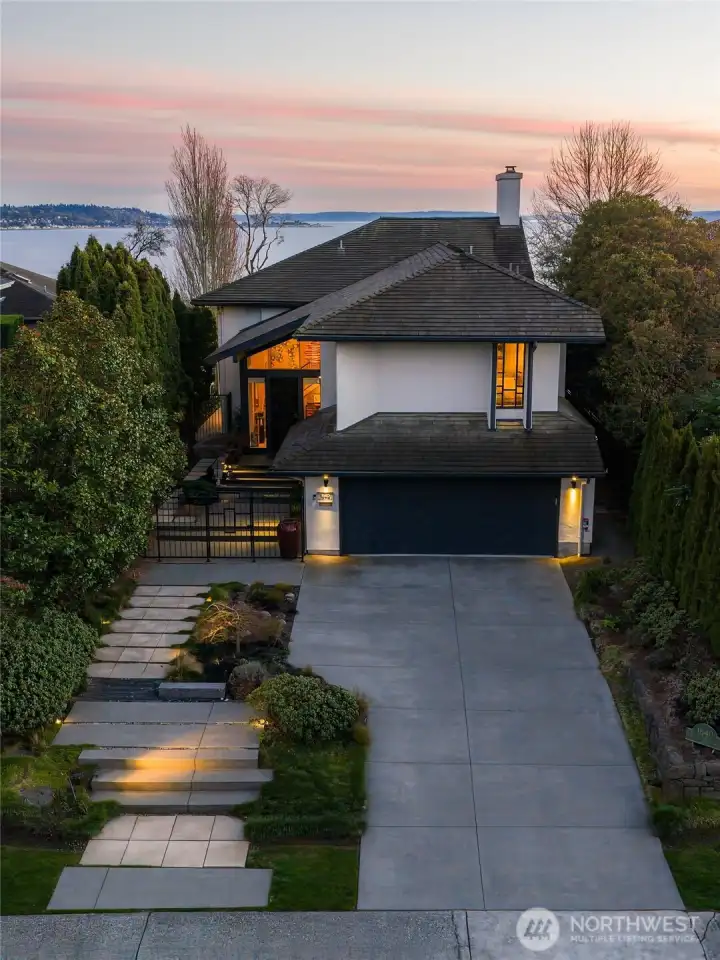 This home is located on the highest point of Magnolia bluff- offering forever unobstructed views of the Puget Sound, Mt. Rainier and the Olympic mountains.