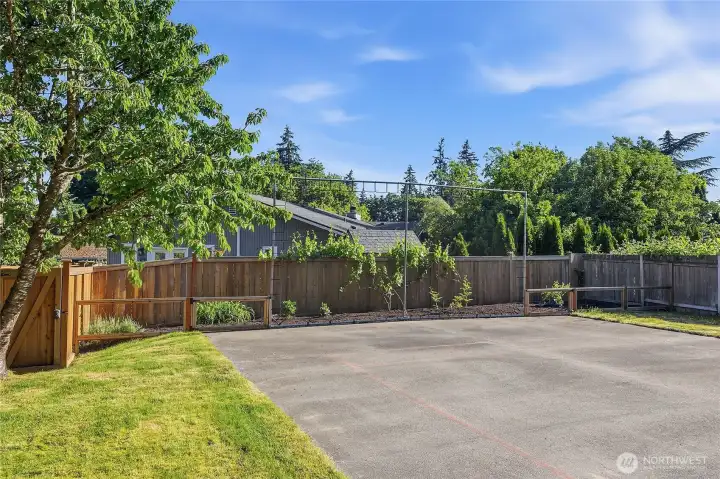 There is a wonderful garden bed area behind the sports court. Imagine all the things you can grow in this sunny space. There is a wonderful garden bed area behind the sports court. Imagine all the things you can grow in this sunny space.