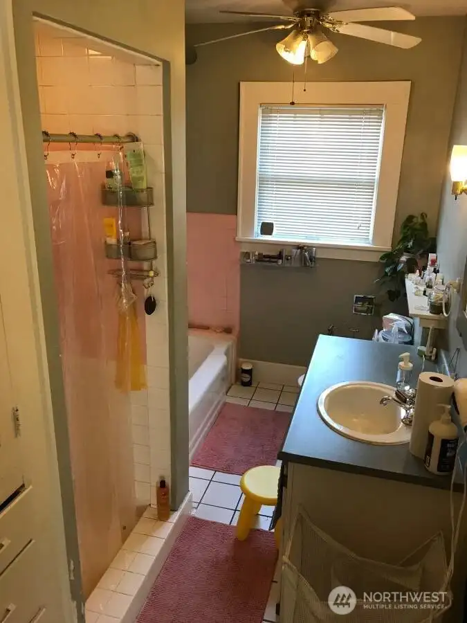 Unit B - Bathroom