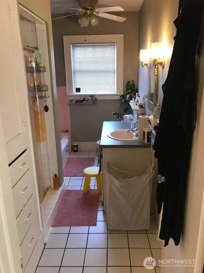 Unit B - Bathroom