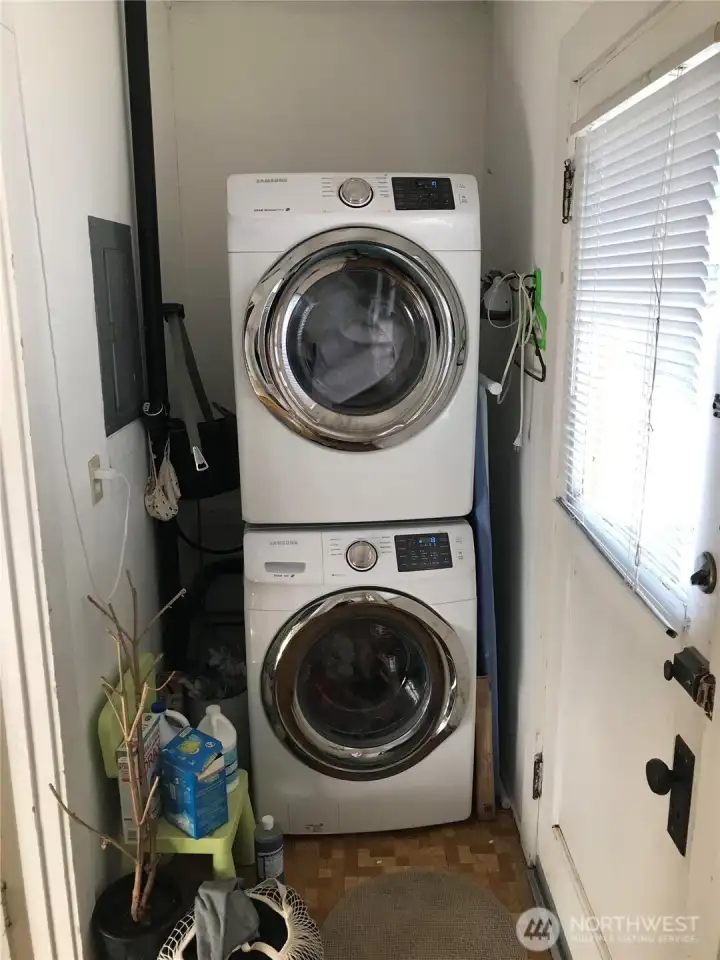 Unit B - Washer/Dryer