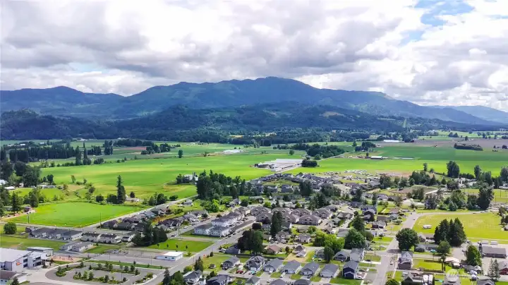 Sumas is surrounded by peaceful farmland and beautiful mountains. Sumas is surrounded by peaceful farmland and beautiful mountains.