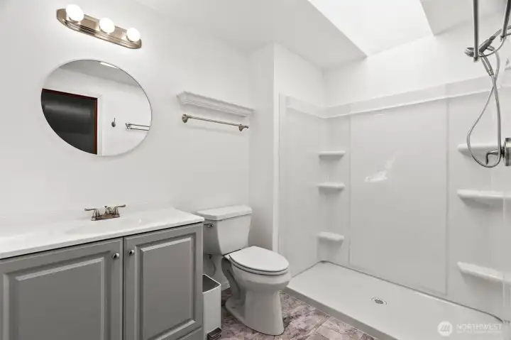 A skylight makes this en suite bright and inviting. A skylight makes this en suite bright and inviting.