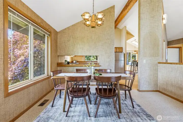 Dining area just off kitchen. Dining area just off kitchen.