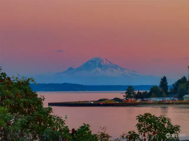 Imagine this inspiring view of Mt Rainier every day!