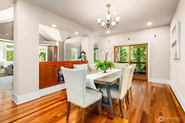 Formal Dining Room w Hardwood Floors
