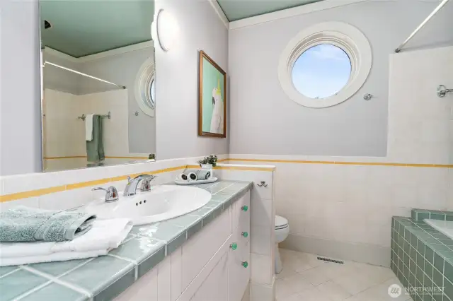Upper Full Bathroom #2