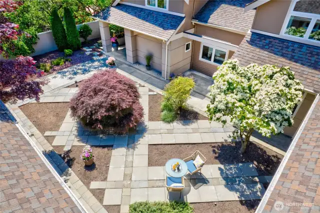 Private Courtyard w Elegant Lines