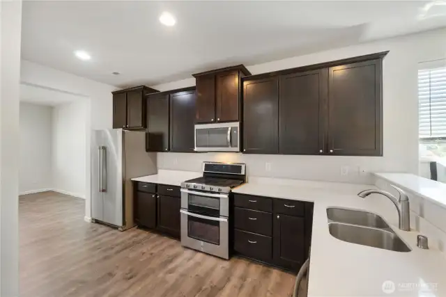 Kitchen with quartz counter tops and gas stove!