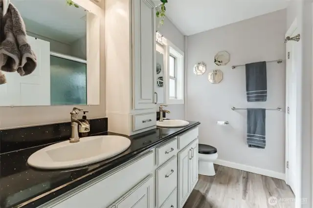 Attached to the bedroom, this full bathroom keeps things simple and accessible with everything you need close by.