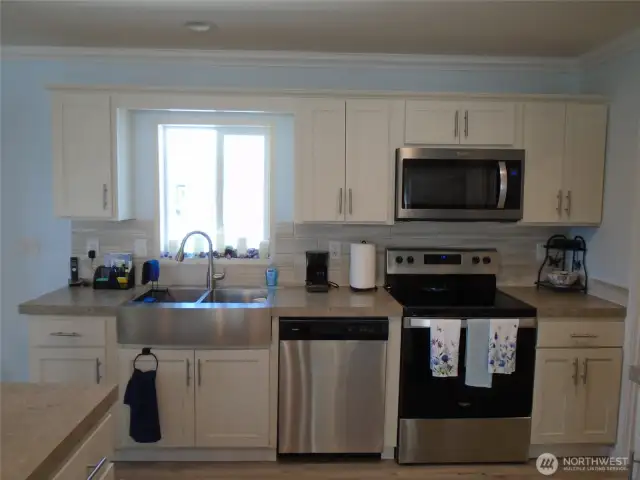 Stainless & Black appliances