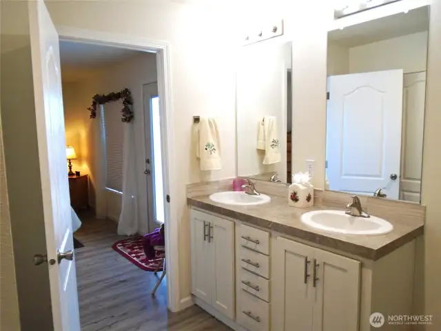 Double sinks in primary bath
