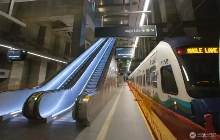Roosevelt light rail station is 5 blocks away
