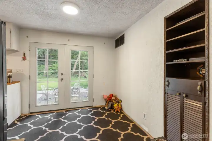kitchen eating area
