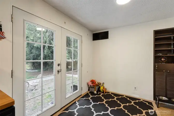 kitchen eating area