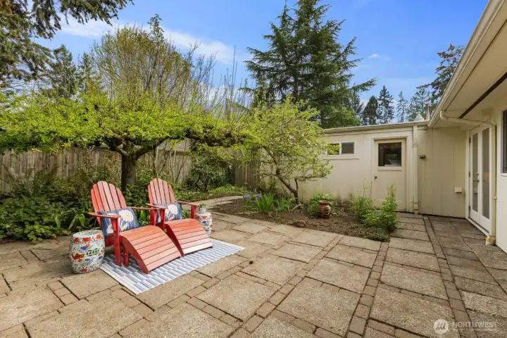 Hot and cold plumbed faucet on outside.