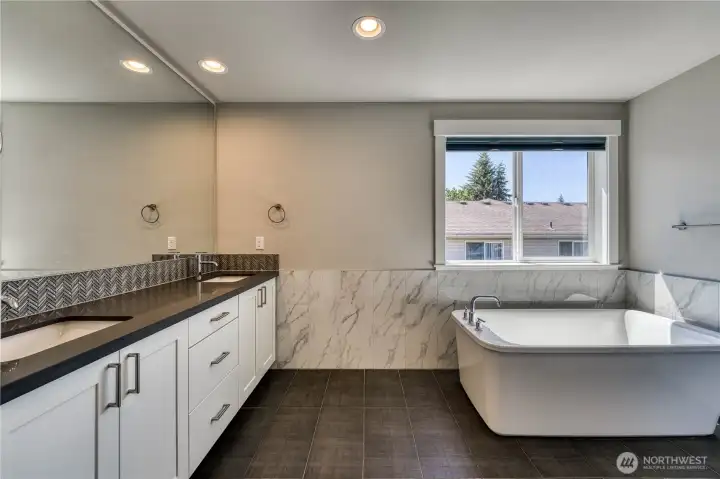 primary en-suite vessel tub
