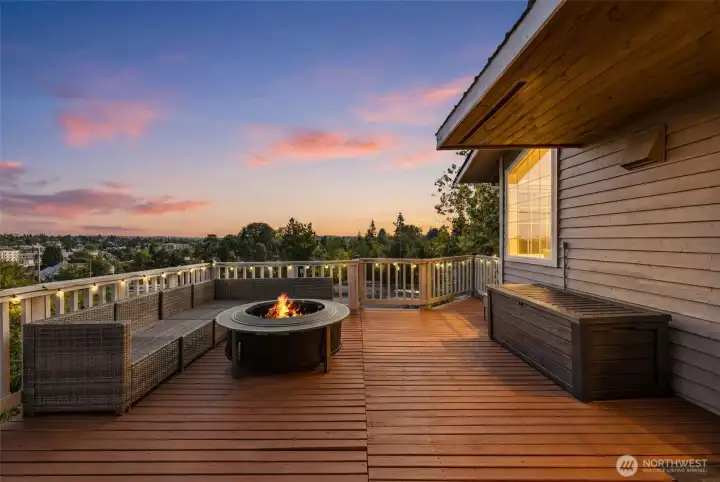 This deck was made for summer with plenty of space for grilling, relaxing, and soaking in the beautiful sunsets over the city. On a clear day, you can even see Mount Rainier!
