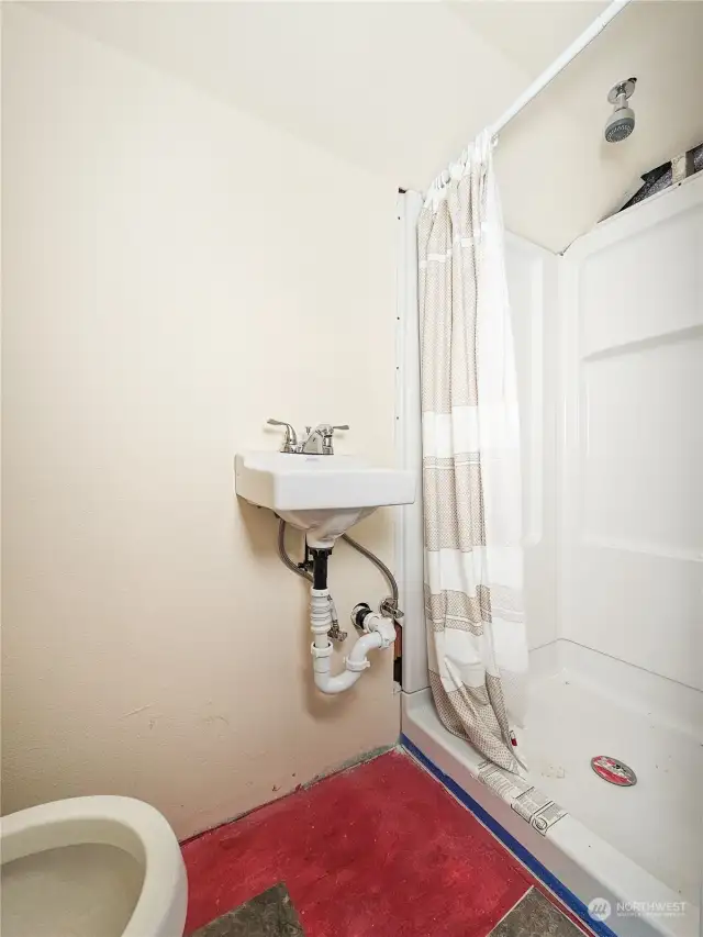 Upper level additional 3/4 Bathroom