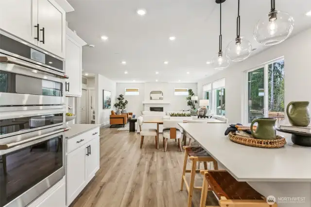 Gormet Kitchen w/cool qtz counters.