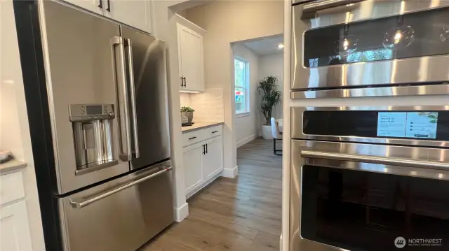 Butlers' area and walk-in pantry