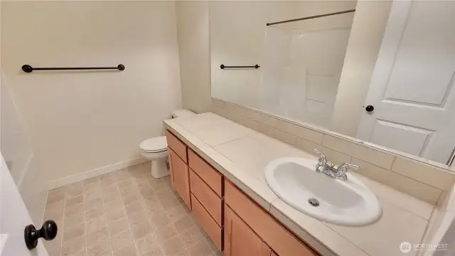 Unit B - main bath (view 2)