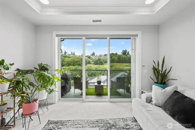 Slider to deck and the TOP FLOOR location allows natural light to come in in abundance.