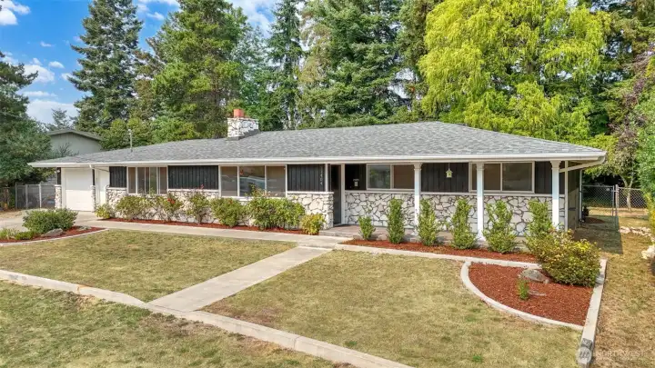 Welcome home to your move-in ready rambler in Benson Hill!