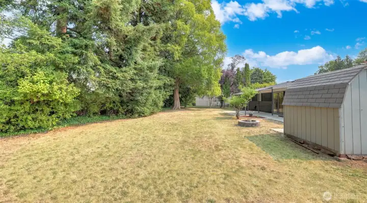 This very flat and very big backyard offers countless options for enjoyment!