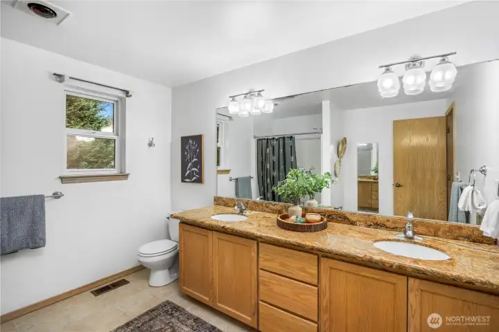 Full bathroom conveniently located between bedrooms 2&3