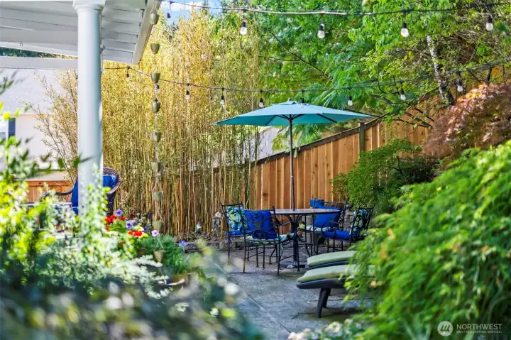 The best place to spend a summer evening. Greenbelt in back, tons of privacy