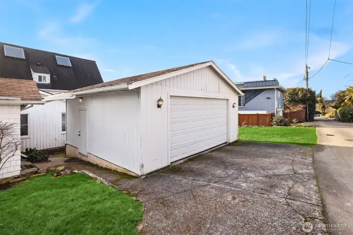 Alley access allows great design flexability.