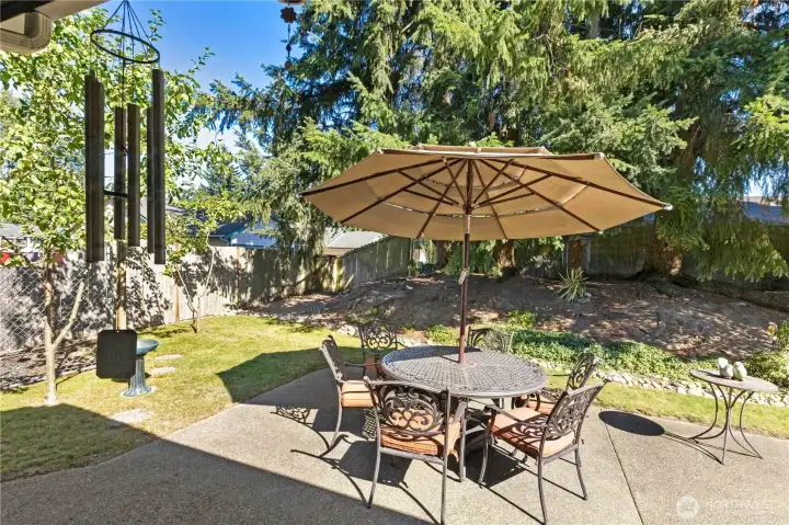 Fully fenced backyard is great for entertaining, or relaxing!