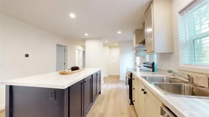 Presale-photos depict same model from different property