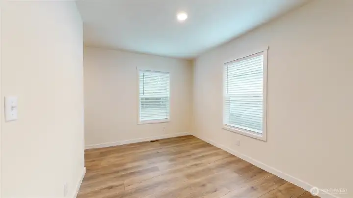 Presale-photos depict same model from different property